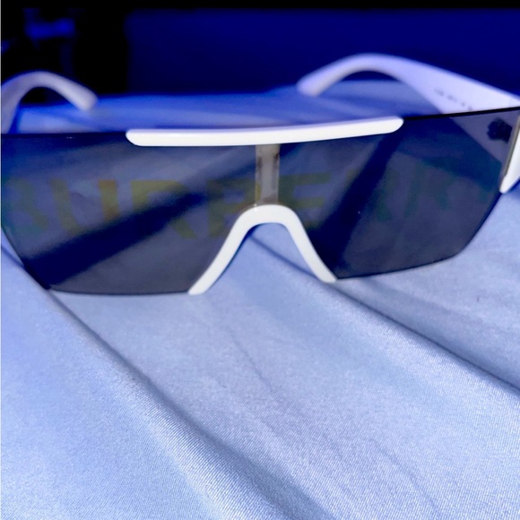 Says Burberry on lenses - Picture 1 of 5